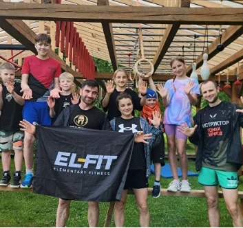 Команда лагеря EL-FIT с флагом клуба