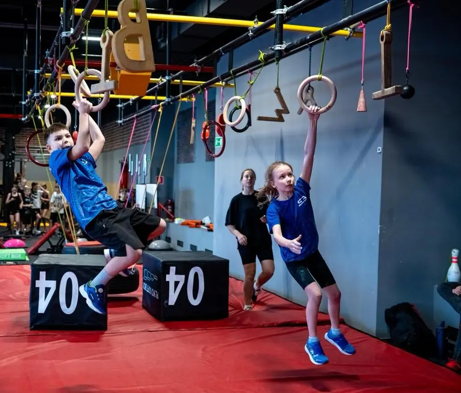 Дети проходят ниндзя-препятствия в лагере EL-FIT